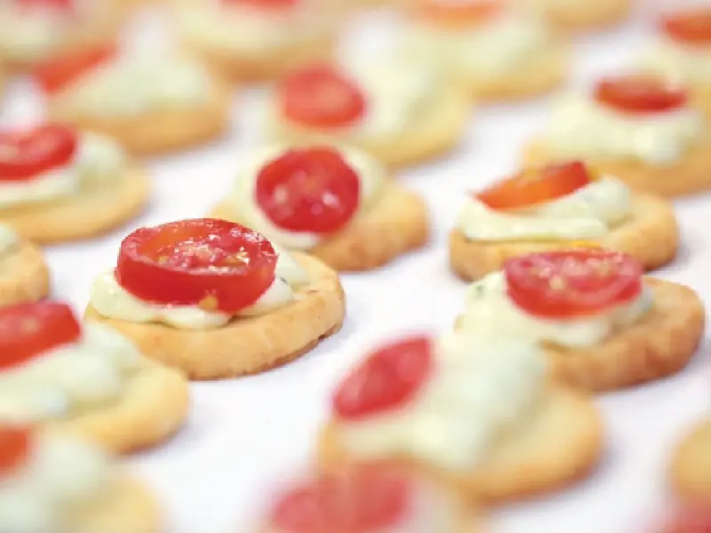 Bocados con tomate preparados para una recepción
