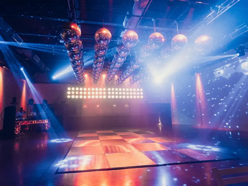 Pista de baile e iluminación del salón de La Quinta